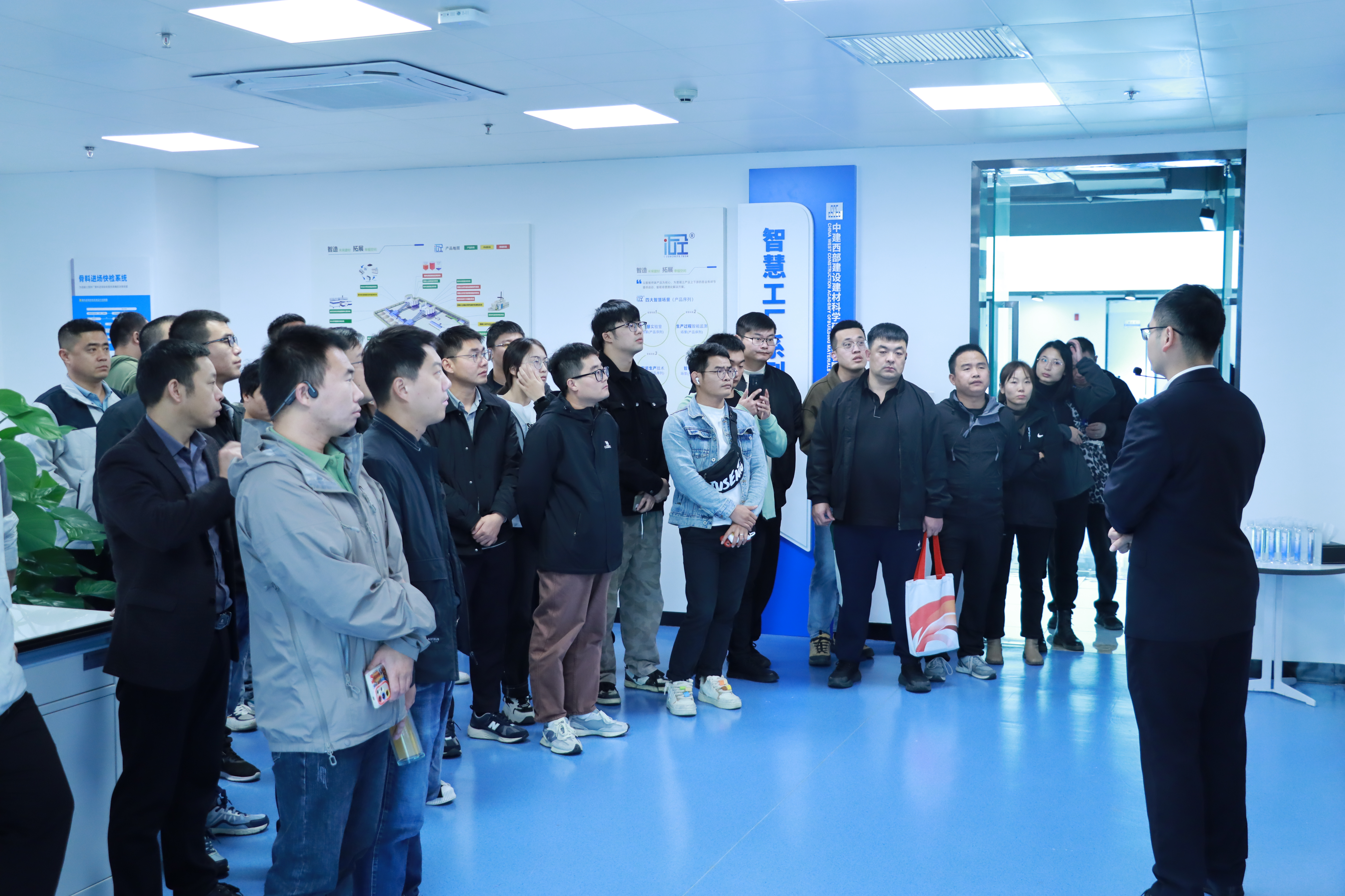 参观中建西部新产品新技术展示会
